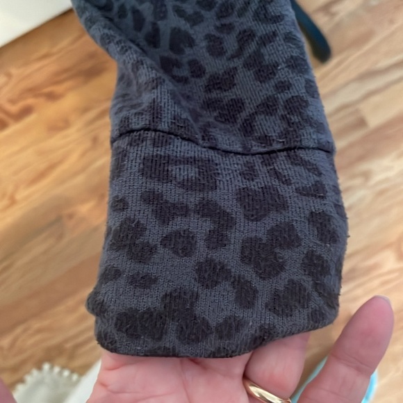 American Eagle Gray Black Cheetah Animal Print V Neck Long Sleeve Soft T… - Picture 4 of 7